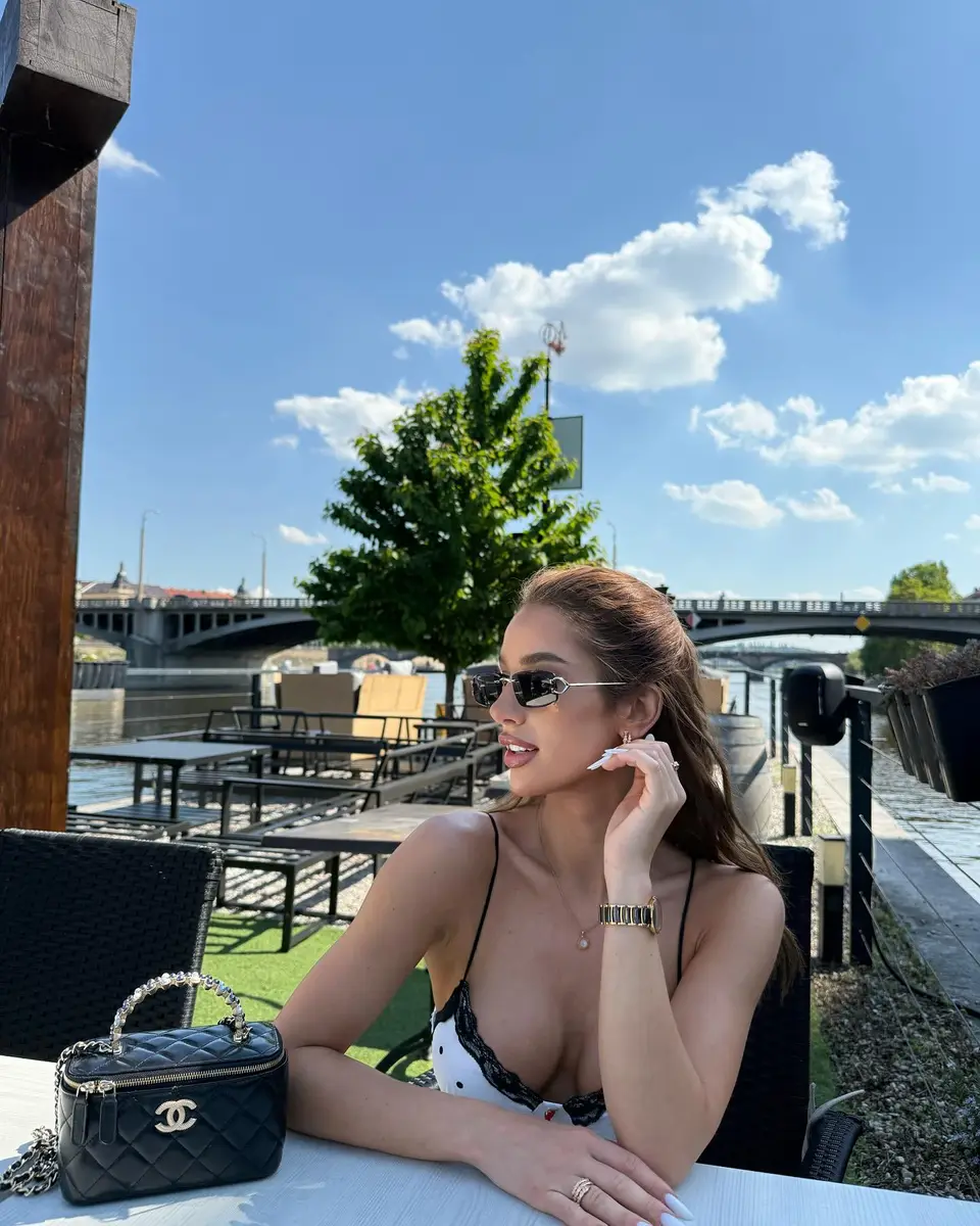 Gulmira escort in Hong Kong